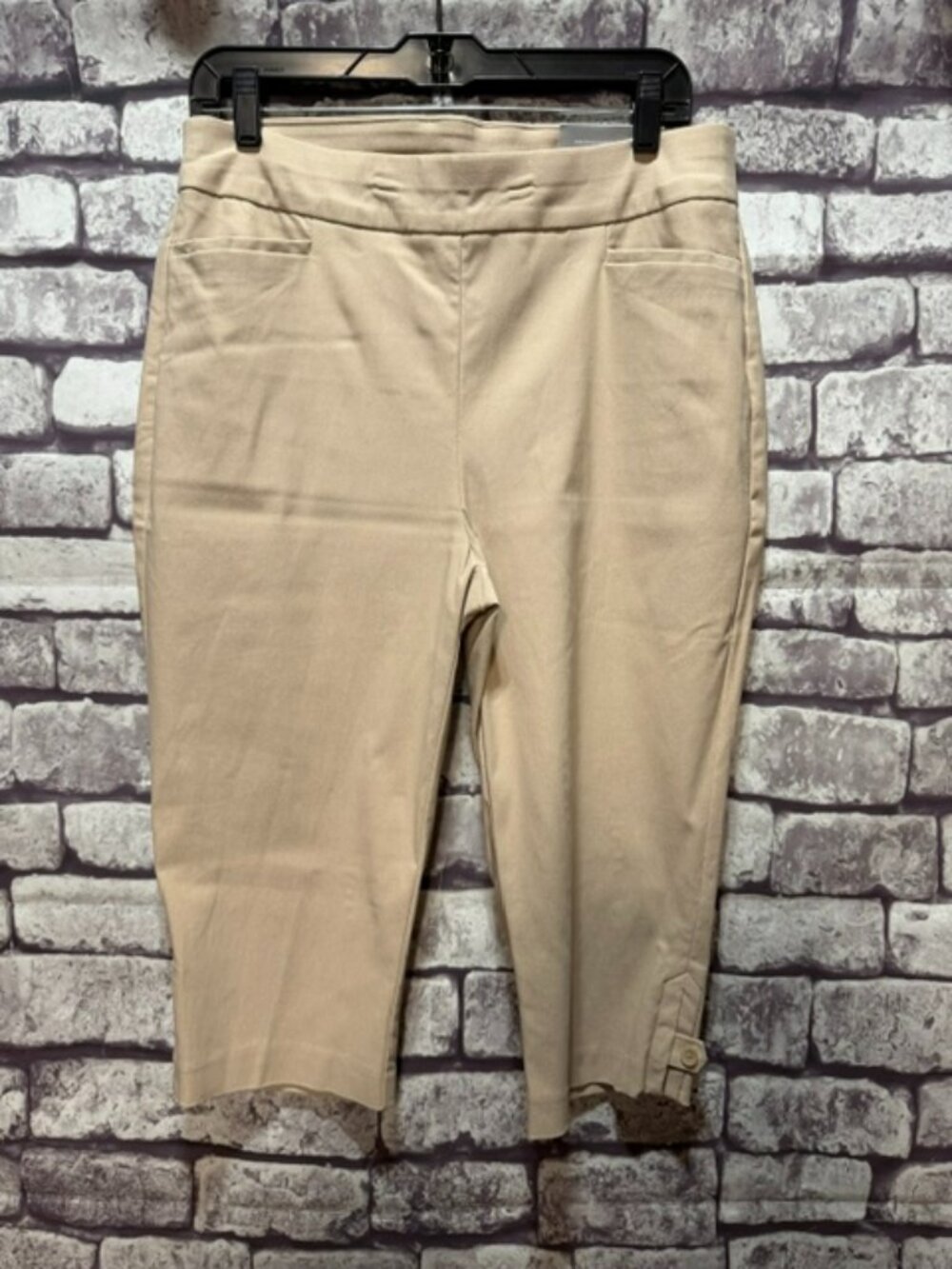 Chico's NWT So Slimming Beige Crop Pants Size M/10
